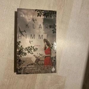 Klar Himmel - Romanen 'Klar Himmel' av Kristin Fägerskjold. Boken utspelar sig under andra världskriget och handlar om mod, kärlek och svåra val.