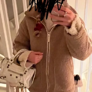 Teddyjacka  - Superfin teddyjacka! Köpt på plick och lappen var borta, men liknar hm💕