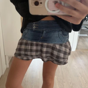 Rutig minikjol med jeansmidja - Supersöt minikjol med bred jeansmidja och gråvitt rutigt tyg nedtill. Kjolen är i barnstorlek men passar XXS-XS. (Lite tight på mig som är XS-S)💞💞💞💞💞