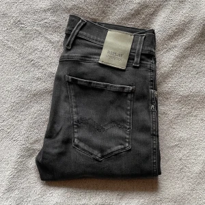 Replay Jeans - Riktigt schyssta Replay Jeans i modellen Bronny! 🙌Storlek = 30 | Skick = 9/10 | Nypris över 1600kr, mitt pris = 399kr! 🙌Jeansen har inga deffekter! Hör av er vid minsta fråga eller fundering! ⭐️