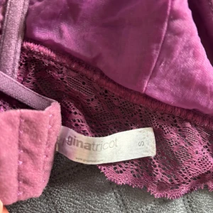 Lila spets bralette från Gina Tricot - Säljer en lila bralette från Gina Tricot med fina spetsdetaljer och smala axelband. Mjuk och bekväm modell utan bygel, perfekt för en trendig och avslappnad look.