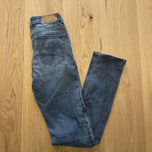 Tiger of sweden jeans 29/32 - Feta tiger of sweden jeans. Bra skick🙌🏼perfekt färg. Hör av dig vid minsta fundering! Storlek: 29/32. Pris: 249kr