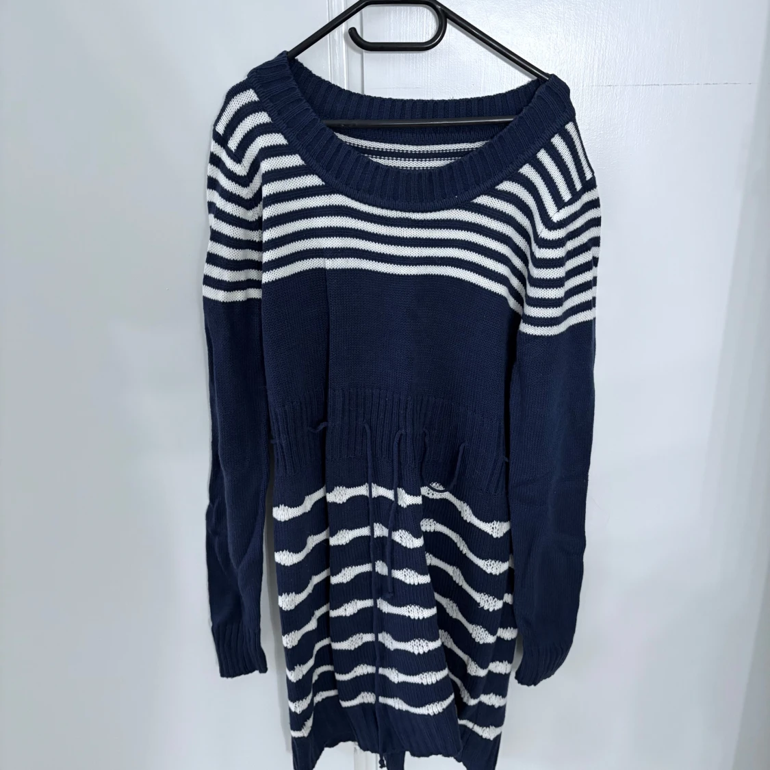 Marinblå och vit randig stickad klänning - 1