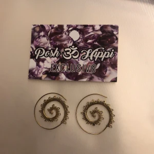 Unika spiral örhängen i guld - Ett par unika spiral formade örhängen i guld (ej äkta) köpta på en festival. Har aldrig använt dem så de är i bra skick :)