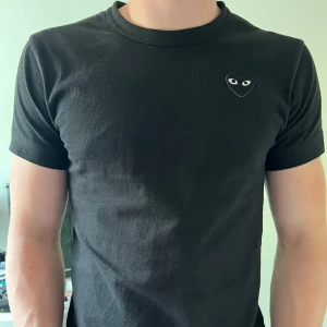 Cdg t shirt - Tja säljer nu min comme des garcons t shirt i nyskick. använd max 3 gånger, storlek S. Hör av er för minsta fundering🙌🏼