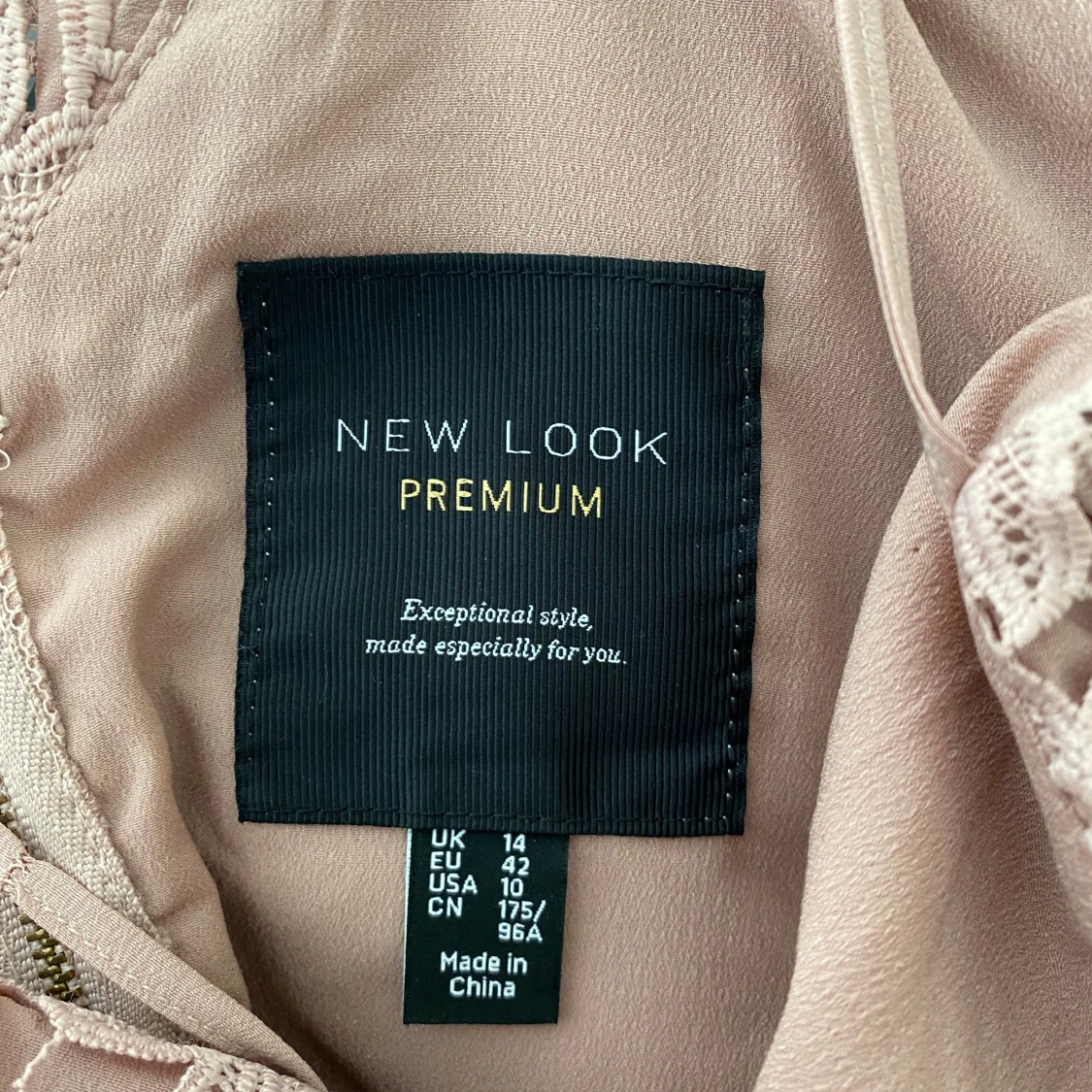 Rosa spetsklänning från New Look Premium - 2