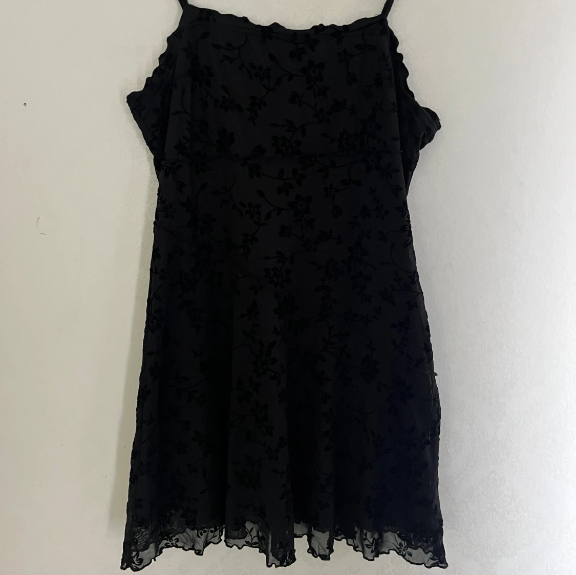 Svart blommig klänning med tunna axelband
