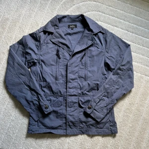 Mörkblå overshirt från A.P.C. - Säljer en stilren mörkblå overshirt från A.P.C. Perfekt för dig som gillar minimalistisk design. Kontakta mig om ni har några frågor.