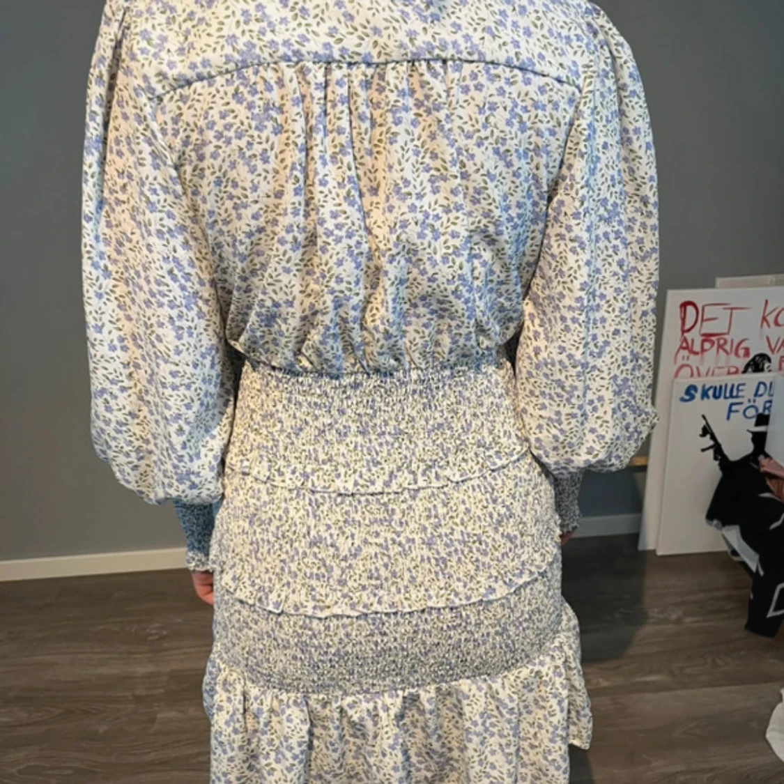 Blommig kortklänning med volang och v-ringning - 3