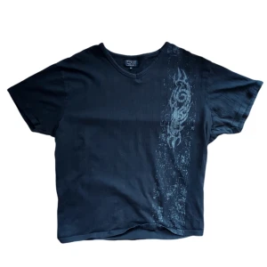 affliction style y2k t-shirt - tisha med tribal-mönster som passar M-L (även S oversized)‼️ i perfekt skick och nice tyg, rekommenderar starkt! Tveka inte att skicka frågor och offer på DM📫
