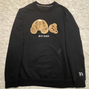Svart sweatshirt från Palm Angels - Som helt ny! Säljer en limiterad svart palm angels sweatshirt som är i ett extremt bra skick, storleken är egentligen XXL men den passar som XL alternativt L, äkta självklart!