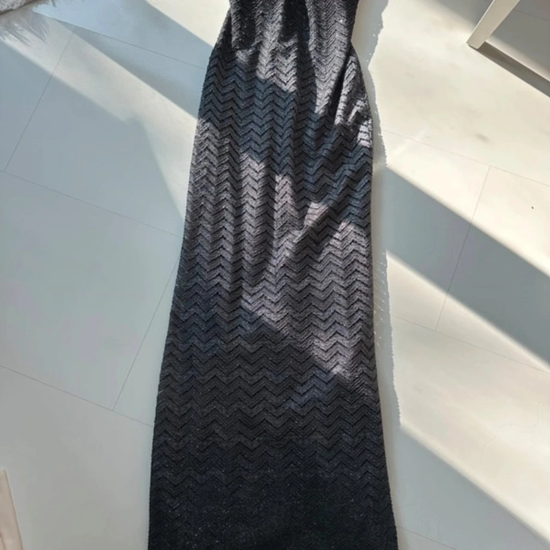 Svart axelbandslös långklänning med zickzackmönster - 4
