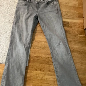 Gråa jätte snygga LTB jeans!! - Säljer ett par jätte snygga gråa LTB jeans med bootcut passform och låg midja. Då de är för stora för mig köpte de från en annan tjej.