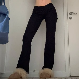 Lågmidjade kostymbyxor - Svarta Lågmidjade kostymbyxor med bootcut. 