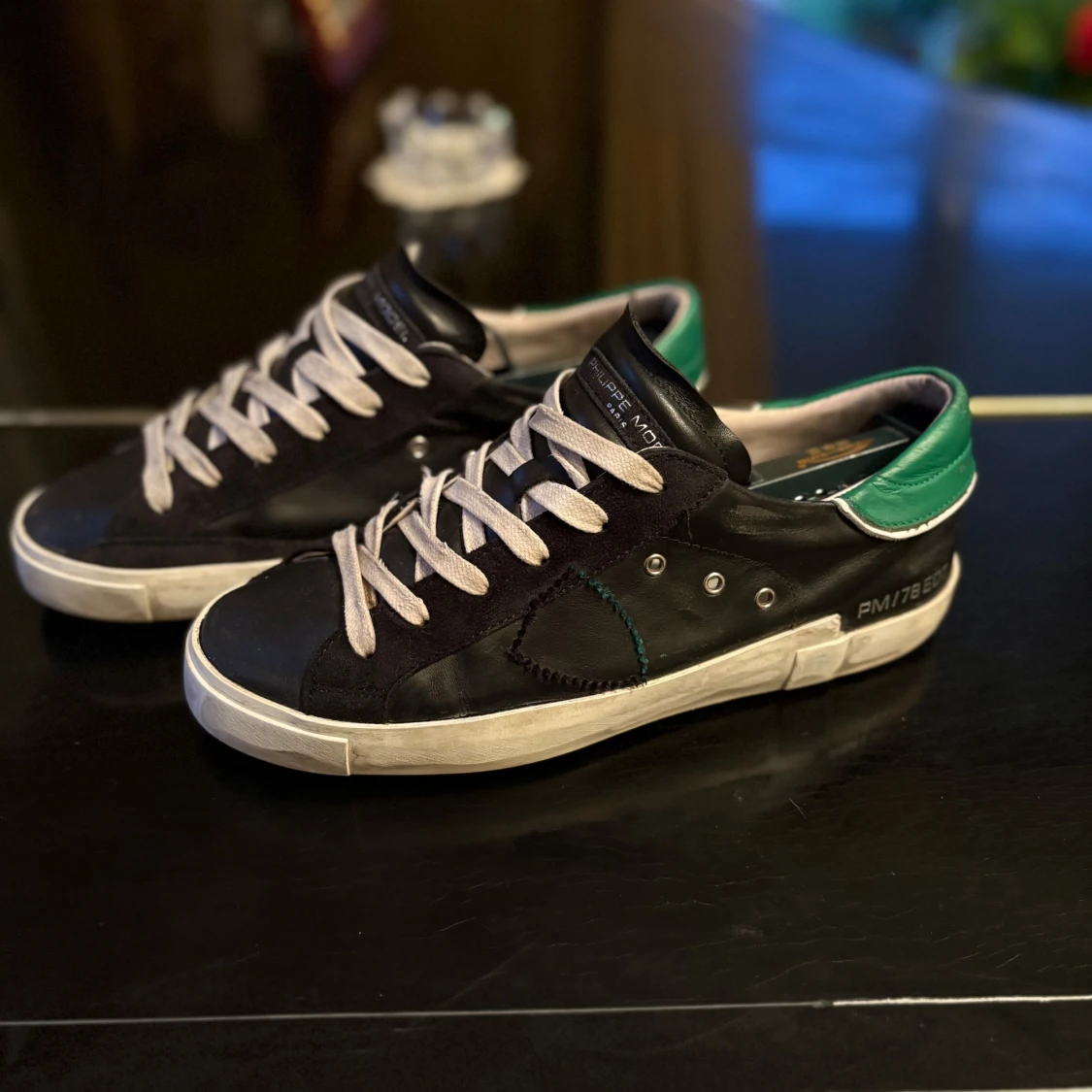 Svarta sneakers från Philippe Model med gröna detaljer - 1