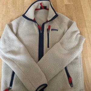 Patagonia jacka  - Jätte varm och bra till hösten 🍁🍂 top skick, bara att de är en fläck på insidan av jackan som går att ta bort