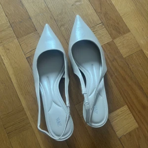 Vita klackar  - Säljer nu dessa helt oanvända från Zara i storlek 39 men passar 38 även som jag själv brukar ha 