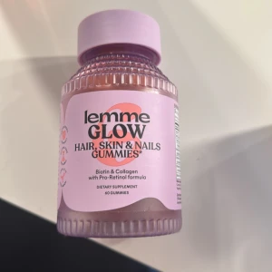 Lemme Gummies - Ljuslila burk med Lemme Glow Hair, Skin & Nails Gummies. Innehåller 53 st kvar av 60 gummies i persika smak, säljer dom för jag tyckte inte dom var så goda, köpte i usa för några månader sen☺️nypris:350kr