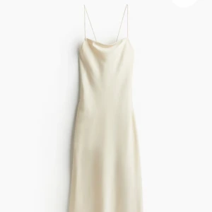 Champagnefärgad satinklänning   - Jag har använt den en gång och tog tyvärr inga bra bilder så jag använder bilderna från H&M hemsidan blandat med mina. Jag är 167, och den är når ner till mina ankles. Perfekt nu inför bal och liknande!