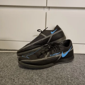 Nike Phantom innefotbollsskor - Använda sparsamt, väldigt bra skick. Är lite osäker på storlek men tror att det är 45/46.   Nypris: ca 1000