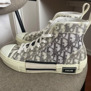 Vita sneakers - Snygga vita sneakers i gott skick, normala i storleken.