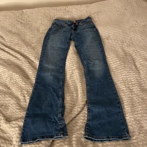 Blå bootcut jeans - Ett par klassiska blå bootcut jeans med normal passform och utsvängda ben. Som är från Only i storlek xs/32 ( skriv privat för fler bilder) 💕har ett litet hål vid ena hällan därför går priset att diskutera! 