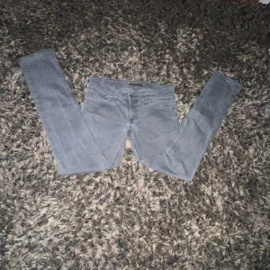Ljusgrå jeansbyxor från Nudie Jeans - Säljer ett par ljusgrå jeansbyxor från Nudie Jeans | modell ”lean dean” storlek w30l34 | mått längd 101cm brädd 40cm de är helt nya | passform slim straight fit. | pris i butik 1700 fler frågor är det bara att dm