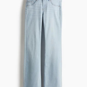 Ljusblå wide leg jeans - Säljer ett par ljusblå jeans med breda ben och klassisk femficksdesign. Byxorna har hög midja och raka, vida ben för en avslappnad och trendig look. Perfekta till sneakers eller boots.