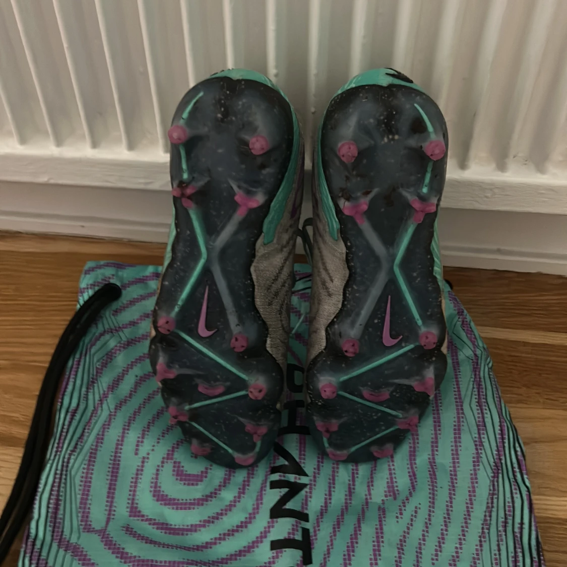 Nike Phantom GT fotbollsskor i mintgrön och grå - 2