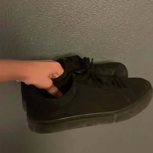 Svarta sneakers från Vagabond - Säljer ett par helsvarta sneakers från Vagabond med klassisk design och snörning. Skorna har rund tå och platt sula, vilket gör dem stilrena och enkla att matcha till olika outfits. Skick 9/10. Pris kan diskuteras vid snabb affär😀