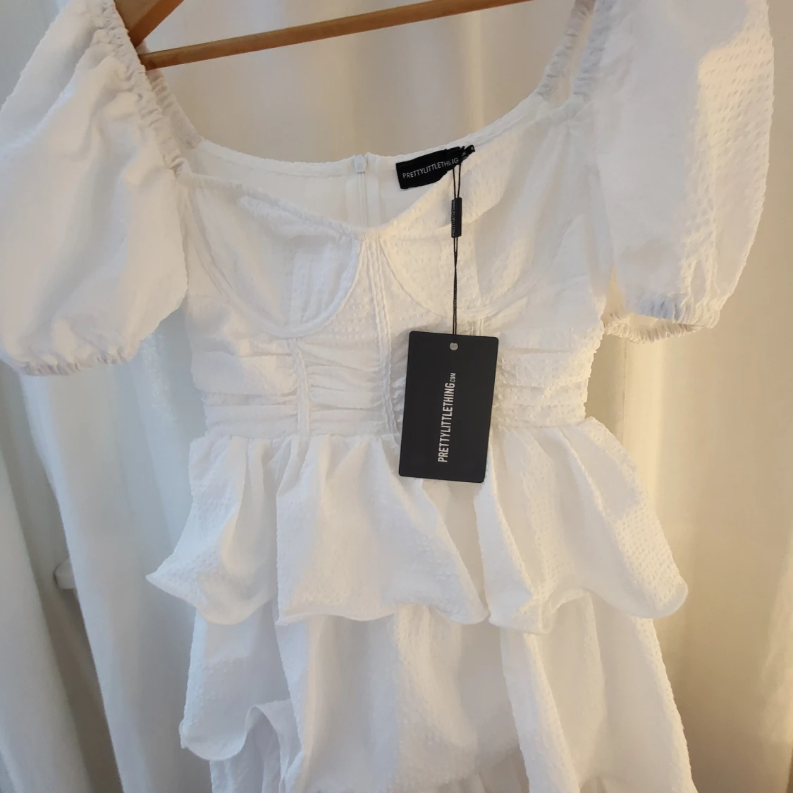 Vit volangklänning från PrettyLittleThing - 1