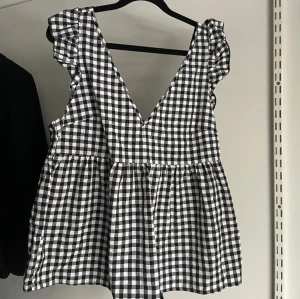 Topp - Topp från SHEIN med knytning bak. Bara testad. Vet inte storleken tyvärr men skulle säga att den är som en S eller liten M. ⚡️frakten ingår inte i priset. 