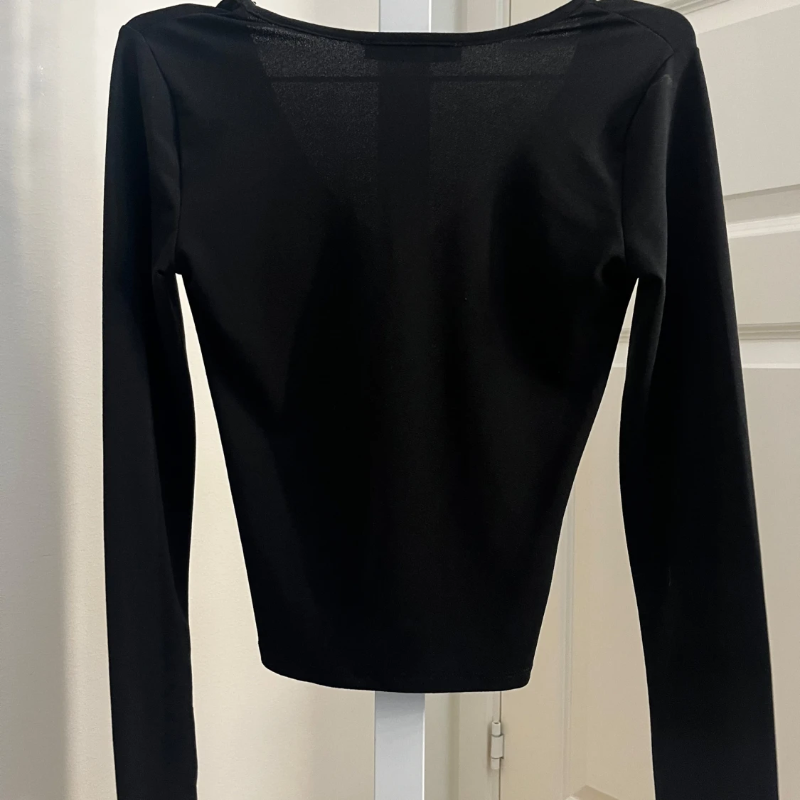 Svart långärmad topp med rynk från BikBok - 2