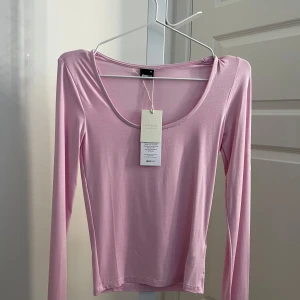Ljusrosa långärmad topp från Gina Tricot - Säljer en ljusrosa långärmad topp från Gina Tricot i mjukt och stretchigt material. Toppen har rund halsringning och en liten slits i sidan. Jätte söt och helt oanvänd med prislappen kvar!🌺