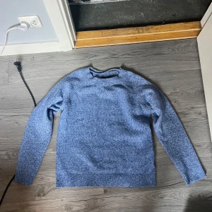 Blå stickad tröja från Vero Moda - Mysig blå  stickad tröja från Vero Moda. 