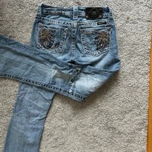 Miss me jeans  - Miss me low waist bootcut jeans. Storlek 24. Midjemått: 33 cm och innerbenslängd: 78 cm 