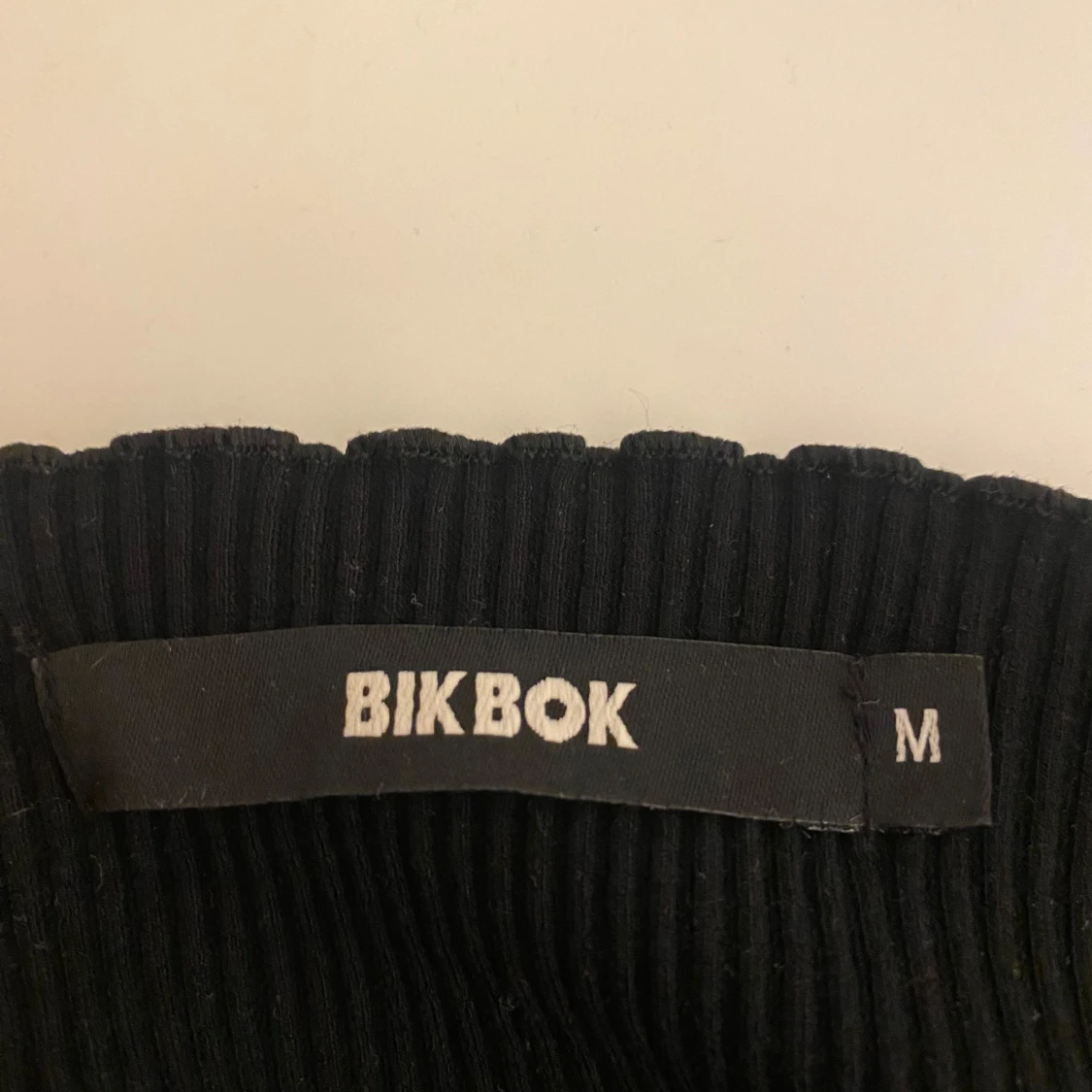 Svart croppad ribbad tröja från BikBok - 1