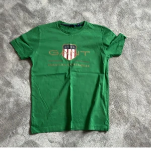 Gant T-shirt  - En snygg grön T-shirt så är bra passform och är allmänt snygg 😆