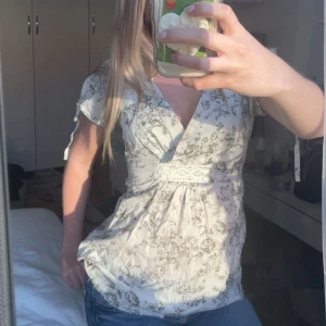 Blus med knytningar - Söt blus med knytningar från bondelid, kommer inte till användning längre men bra skick, kanten är dock klippt kortare! 