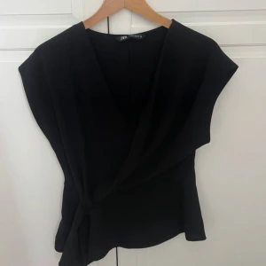 Zara topp - Säljer min topp från zara då den inte komemr till användning❤️kom privat för fler bilder eller frågor!