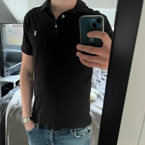 Polo Ralph Lauren piké  - Svart polo Ralph lauren pike. Storlek M inga defekter eller skador. Nypris runt 1500