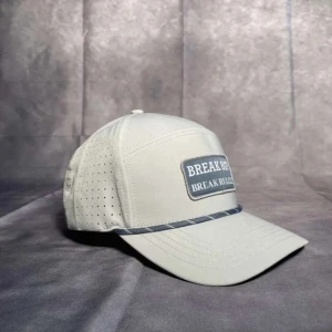 Break 80 - Vår första model med textpatchen ”BREAK 80? BREAK RULES!”. Kepsen har perforerade sidor för extra ventilation och ett grått kantsnöre längs skärmen. Köp och ha den på din nästa golfrunda!