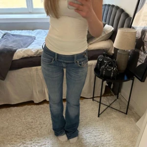 Jeans diesel bootcut - Snygga ljusblå bootcut jeans med låg midja från diesel! Storlek 26, se mått i sista bilderna! 💕
