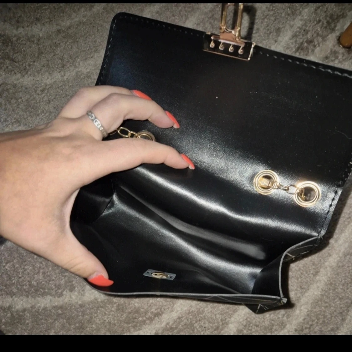 Svart axelremsväska med multifärjade detaljer - 3