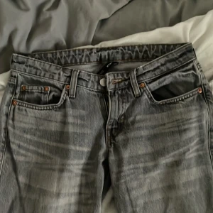 Grå raka jeans - Säljer ett par grå jeans med raka ben och klassisk femficksdesign. Jeansen har en tvättad look och detaljer i kopparfärgad metall. Passar perfekt till en avslappnad stil. Märke weekday, är i bra skikt fast var favo jeans och hade på mig dem många gånger 🫢💖