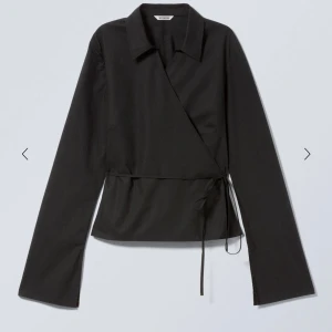 Svart poplinskjorta  - Svart poplinskjorta från weekday, storlek S. Endast använd 1 gång