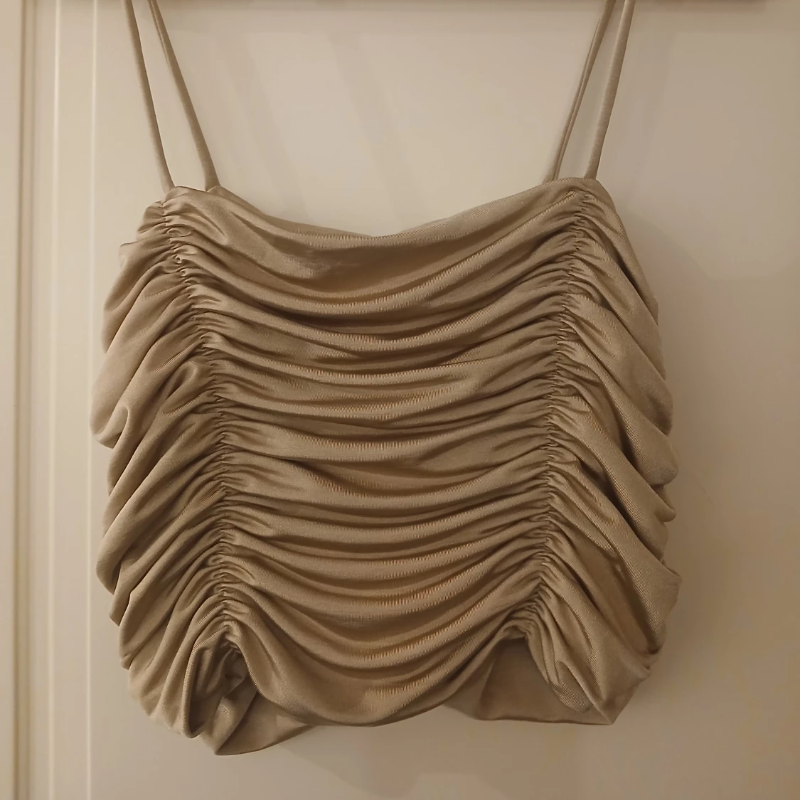 Beige omlott topp med rynk från AMISU