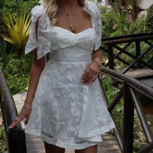 Vit klänning  - Säljer denna sååå fina klänning från hello Molly. Använd 1 gång (på dessa bilder) så fin till både studenten men även till sommar 😍😍nypris 1550