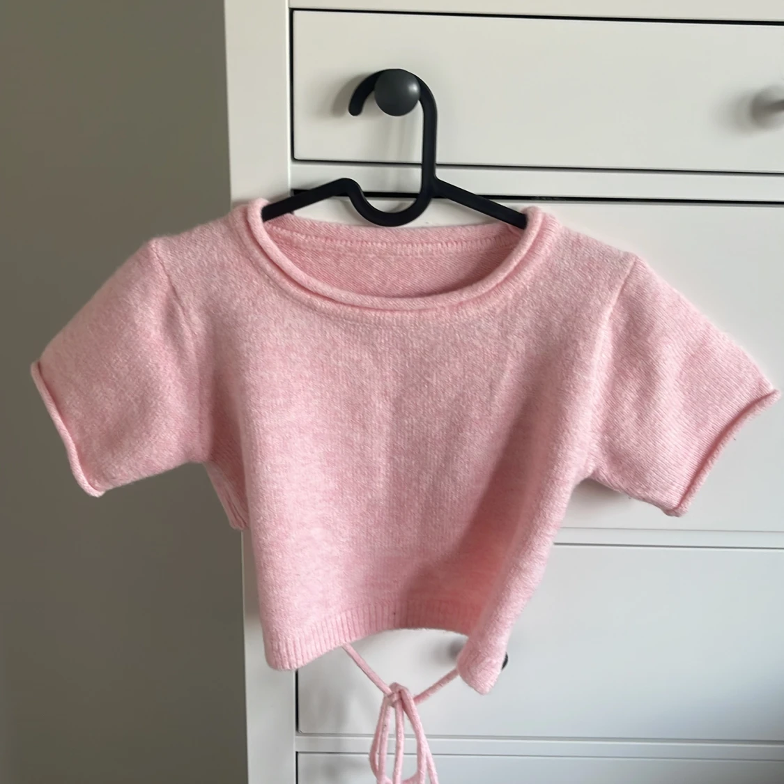 Ljusrosa croppad stickad topp