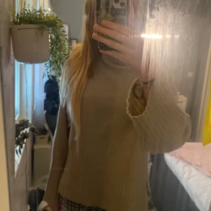 beige stickad ⭐️ - säljer denna! så skönt material med en hög krage och lite öppen vid midjan (slits) 🤍priset är inte helt satt, så kom gärna med idéer! 🤍